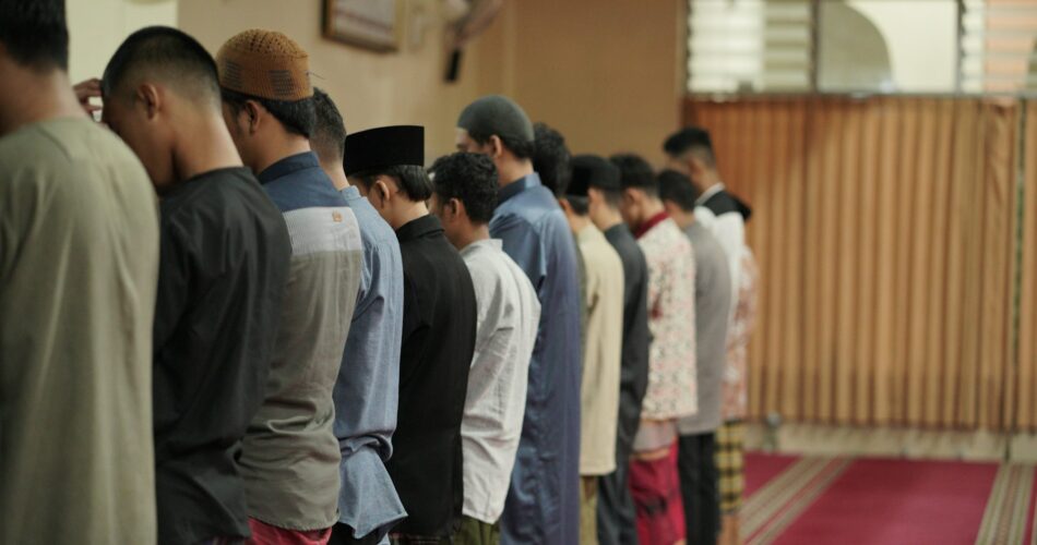 Cara Sholat Khusyu’ Arti, Dalil, dan Tips Praktis