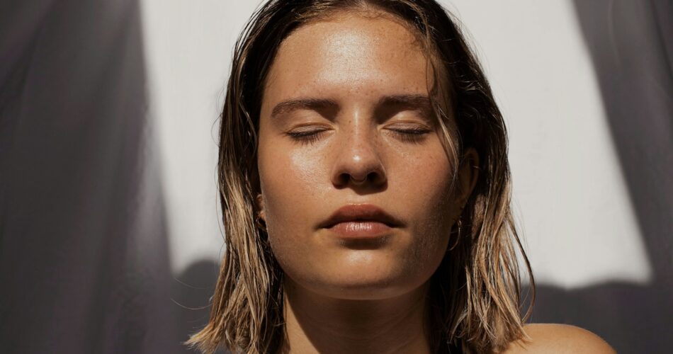 Cara Bikin Kulit Glowing dan Kencang, Bukan Sekadar Skincare