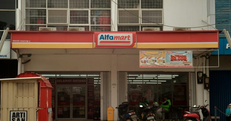 Bedah Perbedaan Alfamart vs Indomaret yang Jarang Disadari