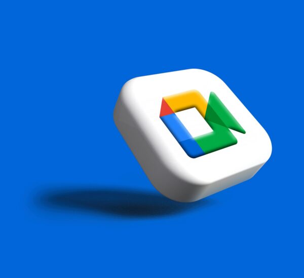 Google Meet vs Zoom: Bedanya Apa dan Mana yang Terbaik?