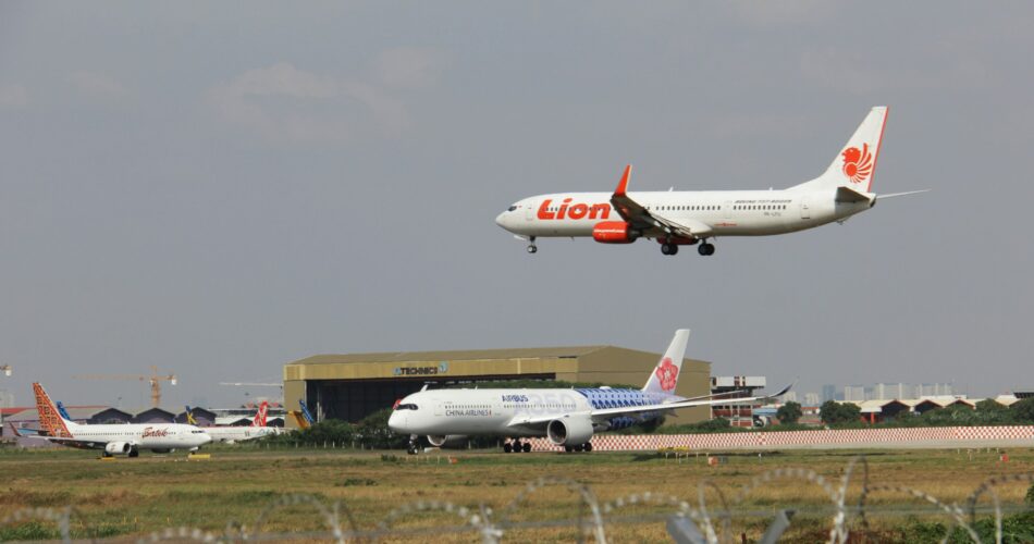 Lion Air vs AirAsia, Mana yang Lebih Worth It Buat Traveling