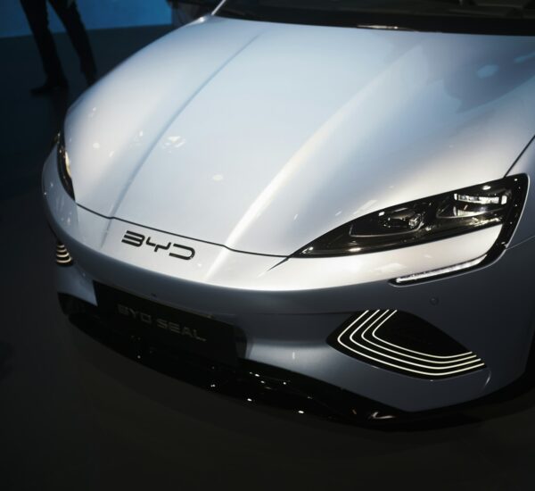 Tesla vs BYD, Mana EV yang Lebih Layak Dibeli?