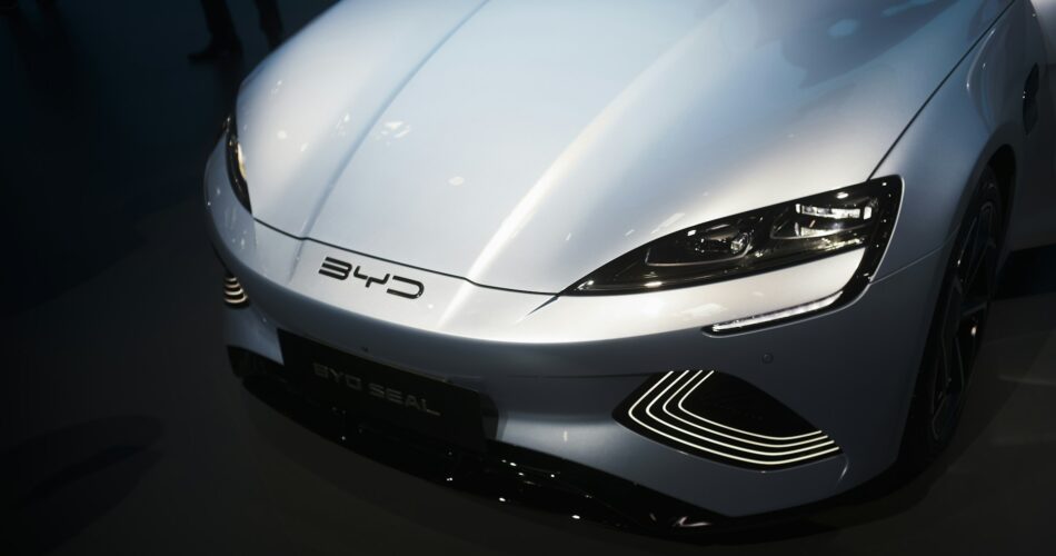 Tesla vs BYD, Mana EV yang Lebih Layak Dibeli?